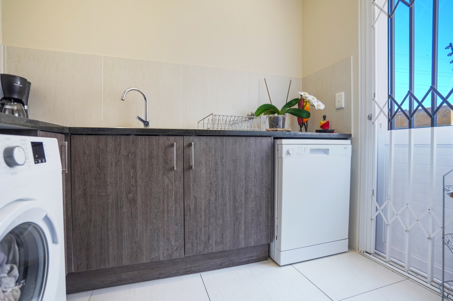 To Let 3 Bedroom Property for Rent in Sunningdale Western Cape